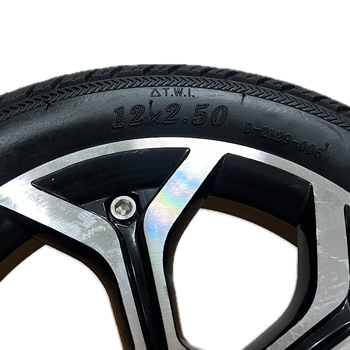 Гума с джанта 12х2.5 за електрическа триколка TS-200.3 задна - 76 | TelStar Гума с джанта 12х2.5 за електрическа триколка TS-200.3 задна - 76